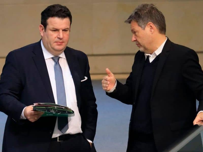 Bundesminister Habeck und Heil in interner Diskussion im Bundestag.